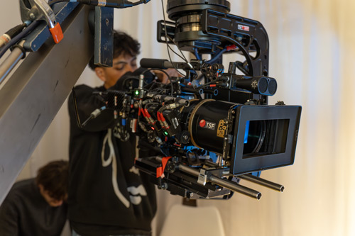 Comédienne Anixi Kartalis sur le tournage du projet Influence. Photo : Léonard Novarina